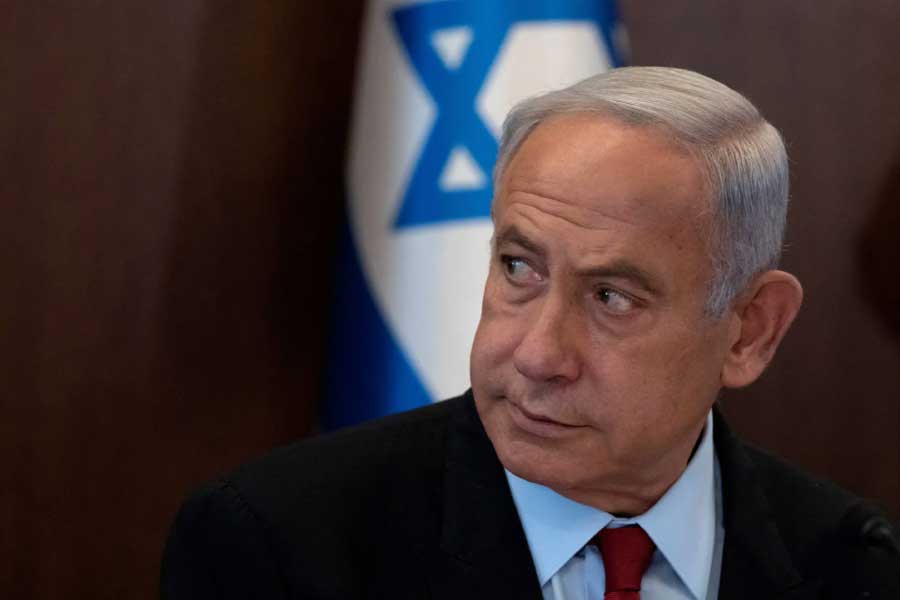 সামরিক দিক থেকে হামাসকে ধাক্কা দিলেও খুব একটা স্বস্তিতে নেই ইজ়রায়েলও। সে দেশের যুদ্ধকালীন মন্ত্রিসভায় ভাঙন ধরেছে। সব যুদ্ধবন্দিকে এখনও পর্যন্ত ফেরানো যায়নি। নেতানিয়াহুর পদত্যাগ দাবি করে বিক্ষোভ দেখানো হচ্ছে ইজ়রায়েলে।