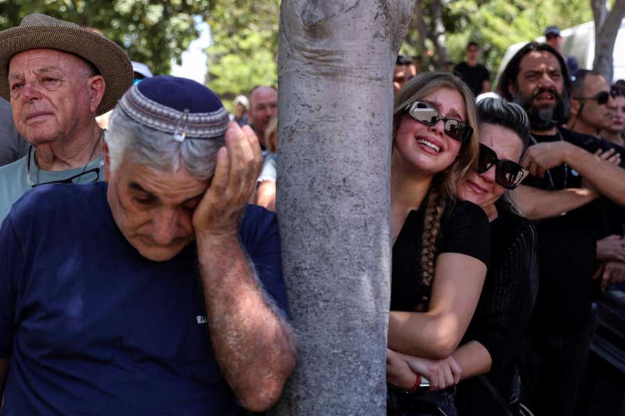 গত ৭ অক্টোবর হঠাৎই ইজ়রায়েলে হামলা চালিয়েছিল হামাস। তার পর থেকে ইহুদিপ্রধান এই দেশটিতে ৪২ হাজারেরও বেশি মহিলা ব্যক্তিগত বন্দুক রাখতে চেয়ে আবেদন জানিয়েছেন প্রশাসনের কাছে।