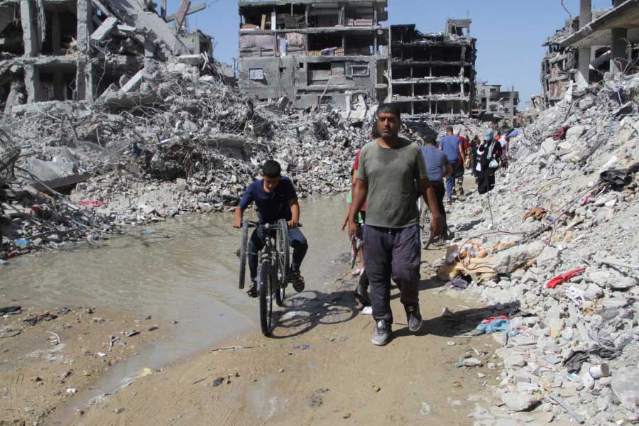 তার মধ্যে ১৮ হাজার আবেদনপত্র ইতিমধ্যেই সরকারি সিলমোহর পেয়েছে বলে জানিয়েছে সে দেশের প্রতিরক্ষা মন্ত্রক। পরিসংখ্যান বলছে অক্টোবরের পর বন্দুক রাখার লাইসেন্স চেয়ে আবেদনের সংখ্যা তিন গুণ বৃদ্ধি পেয়েছে।