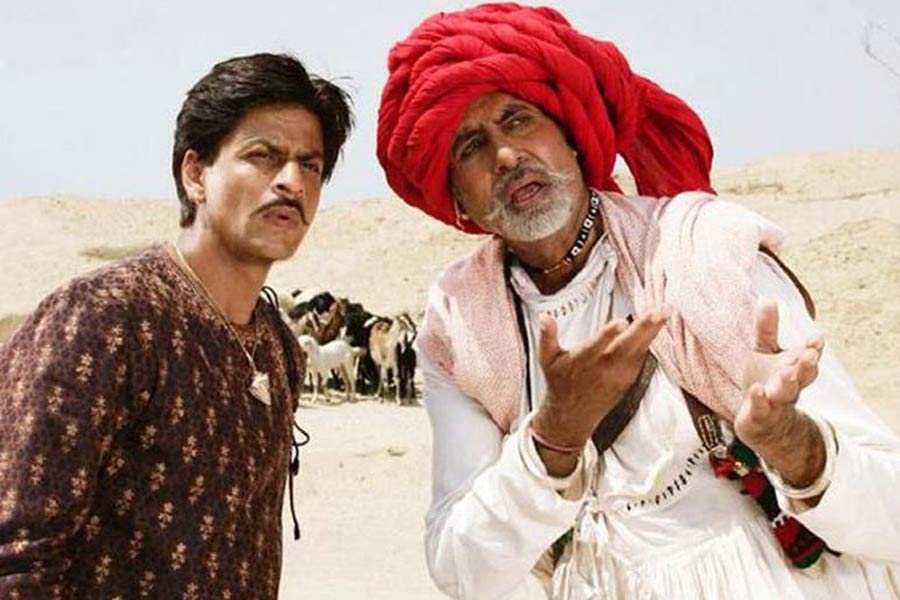 ‘পহেলি’ ছবিতে ক্যামিয়ো চরিত্রে অভিনয় করেন অমিতাভ। ফ্যান্টাসি ঘরানার এই ছবিটিও বক্স অফিসের অঙ্কে এগিয়ে থাকতে পারেনি।