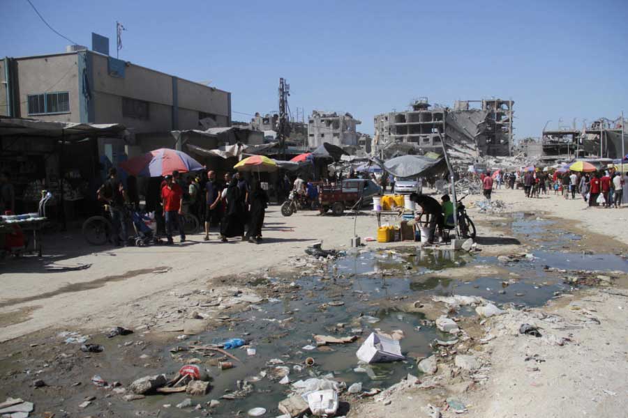 অন্য দিকে, হামাসের পাশে দাঁড়িয়ে সরাসরি ইজ়রায়েলের বিরুদ্ধে যুদ্ধঘোষণা করেছে লেবাননের ইরানপন্থী সশস্ত্র শিয়া সংগঠন হিজ়বুল্লা। প্রতিরক্ষা বিশারদদের একাংশের বক্তব্য, আয়রন ডোম-সহ ইজ়রায়েলের আকাশ প্রতিরক্ষা ব্যবস্থাগুলিতে যত ক্ষেপণাস্ত্র রয়েছে, তার চেয়ে হিজ়বুল্লার ক্ষেপণাস্ত্র এবং ড্রোনের সংখ্যা বেশি। সে কারণে তাদের হামলা পুরোপুরি ঠেকানো ইজ়রায়েলি সেনার এয়ার ডিফেন্স ইউনিটগুলির পক্ষে সম্ভব না–ও হতে পারে।