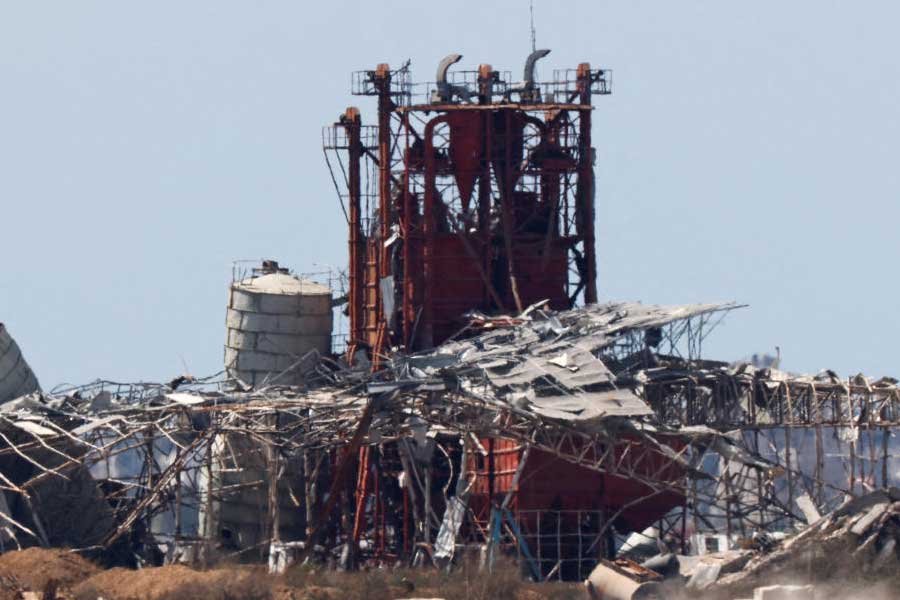 নানা ক্যালিবার এবং পাল্লার রকেটের পাশাপাশি ইরানের মদতপুষ্ট এই সশস্ত্র গোষ্ঠীর হাতে রয়েছে ‘গাইডেড’ ক্ষেপণাস্ত্রও! রয়েছে শক্তিশালী ড্রোন। পশ্চিমি সংবাদমাধ্যমের দাবি, ইরানের সামরিক প্রযুক্তিগত পরিকাঠামো কাজে লাগিয়ে বেশ কয়েকটি পুরনো রুশ ক্ষেপণাস্ত্রের আধুনিকীকরণের কাজও সেরে ফেলেছে হিজবুল্লা।