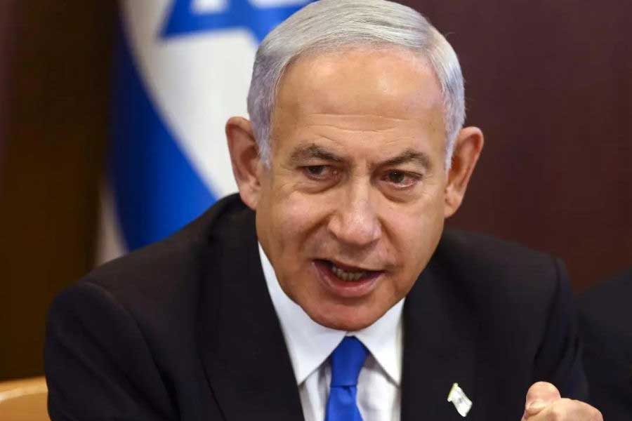 তা ছাড়া আন্তর্জাতিক রাজনীতিতেও ক্রমশ কোণঠাসা হচ্ছে ইজ়রায়েল। যুদ্ধাপরাধে নেতানিয়াহুকে অভিযুক্ত করতে চেয়ে দক্ষিণ আফ্রিকার পাশাপাশি সুর চড়িয়েছে কিউবাও। বন্ধু আমেরিকার তরফেও ‘সহজ শর্তে’ যুদ্ধবিরতি ঘোষণা করার জন্য ‘চাপ’ দেওয়া হচ্ছে।