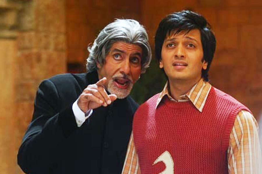 ‘আলাদিন’ ছবিতে জিনিয়াসের চরিত্রে অভিনয় করতে দেখা যায় অমিতাভকে। ফ্যান্টাসি ঘরানার এই ছবিটিও বক্স অফিসে মুখ থুবড়ে পড়ে।