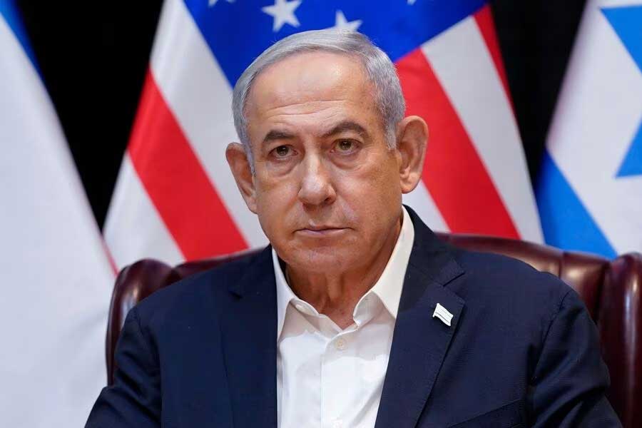 এই পরিস্থিতিতে আক্রমণকে প্রতিরক্ষার অস্ত্র করার কৌশল নিচ্ছে ইজ়রায়েল। নেতানিয়াহুর দক্ষিণপন্থী জোটসঙ্গীরা যুদ্ধ চালিয়ে যাওয়ার পক্ষপাতী। তাই আগ্রাসী অবস্থান থেকে তেল আভিভ এখনই সরবে বলে মনে করছেন না প্রায় কেউই।