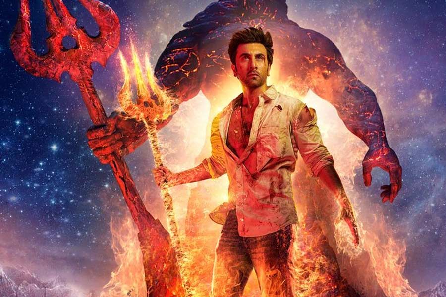 ২০২২ সালে অয়ন মুখোপাধ্যায়ের পরিচালনায় প্রেক্ষাগৃহে মুক্তি পায় ‘ব্রহ্মাস্ত্র’ ছবির প্রথম পর্ব। রণবীর কপূর এবং আলিয়া ভট্টের ছবিতে অভিনয় করেছিলেন বলিপাড়ার অন্যান্য তারকাও।