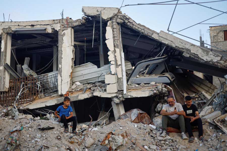 এই পরিস্থিতিতে গাজ়ার মিশর সীমান্তবর্তী শহর রাফায় হামলার মাত্রা বৃদ্ধি করেছে ইজ়রায়েল। প্যালেস্টাইনিদের বড় অংশ ফের দক্ষিণ ছেড়ে গাজ়ার খান ইউনিসের মতো শহরগুলিতে সরে আসছেন। তার পরেও যে হামলা এড়ানো যাবে, এমনটা আশা করছেন না গাজ়ার বাসিন্দারা।