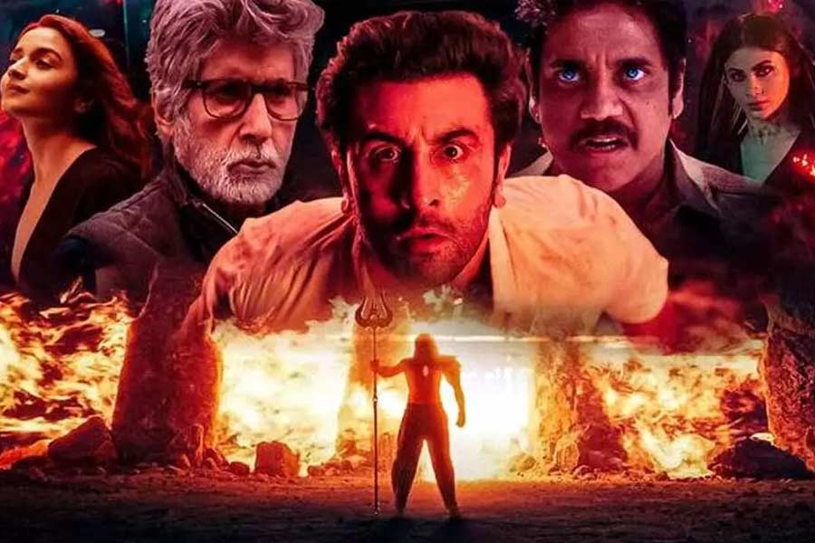 শাহরুখ খান, ডিম্পল কাপাডিয়া, মৌনি রায়, দক্ষিণী তারকা নাগার্জুনের পাশাপাশি ‘ব্রহ্মাস্ত্র’ ছবিতে অভিনয় করেন অমিতাভও। ‘বিগ বি’ তাঁর কেরিয়ারে যতগুলি ফ্যান্টাসি ছবিতে অভিনয় করেছেন, সেগুলির মধ্যে ‘ব্রহ্মাস্ত্র’ই ব্যতিক্রম।