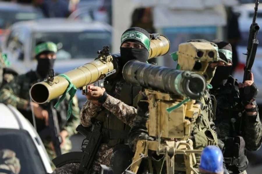 কয়েক দিন আগেই ইজ়রায়েলি সেনার মুখপাত্র ড্যানিয়েল হাগারি বলেছেন, “হামাস এমন একটা ধারণা, যা কখনও হারতে পারে না।” মনে করা হচ্ছে, ইজ়রায়েলি প্রশাসন এবং সেনাবাহিনীর মধ্যে আড়াআড়ি ফাটল দেখা গিয়েছে। দীর্ঘ কয়েক মাসের যুদ্ধে ইজ়রায়েলিদের মনোবলও তলানিতে এসে ঠেকেছে বলে মনে করছেন অনেকে।