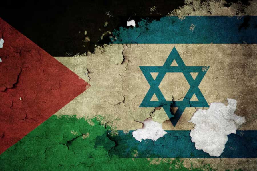 গাজ়া এবং প্যালেস্টাইনিদের সুরক্ষিত ভবিষ্যতের স্বার্থে দু’পক্ষের মধ্যে কবে ঐকমত্য প্রতিষ্ঠিত হয়, তা-ই এখন দেখার। এ-ও দেখার যে, বহুবিধ চাপের মুখে কোনও পক্ষ আগেই রণে ভঙ্গ দেয় কি না।