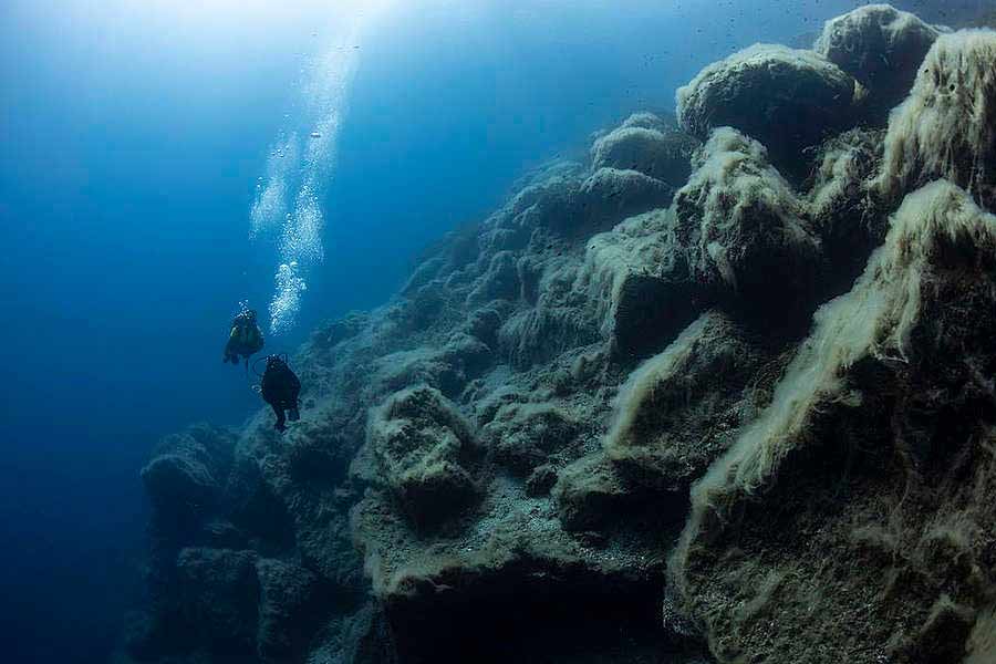 ভূতত্ত্ববিদেরা জানিয়েছেন, ভারত মহাসাগরের নীচে এক সময় বিশাল একটি আগ্নেয়গিরি ছিল। তার অগ্ন্যুৎপাতের ফলে নিকিটিন পর্বত তৈরি হয়েছে। সমুদ্রে নিমজ্জিত এই পাহাড়েই কোবাল্টের খনি রয়েছে। যা কয়েক লক্ষ কোটি টাকার সম্পদের উৎস।