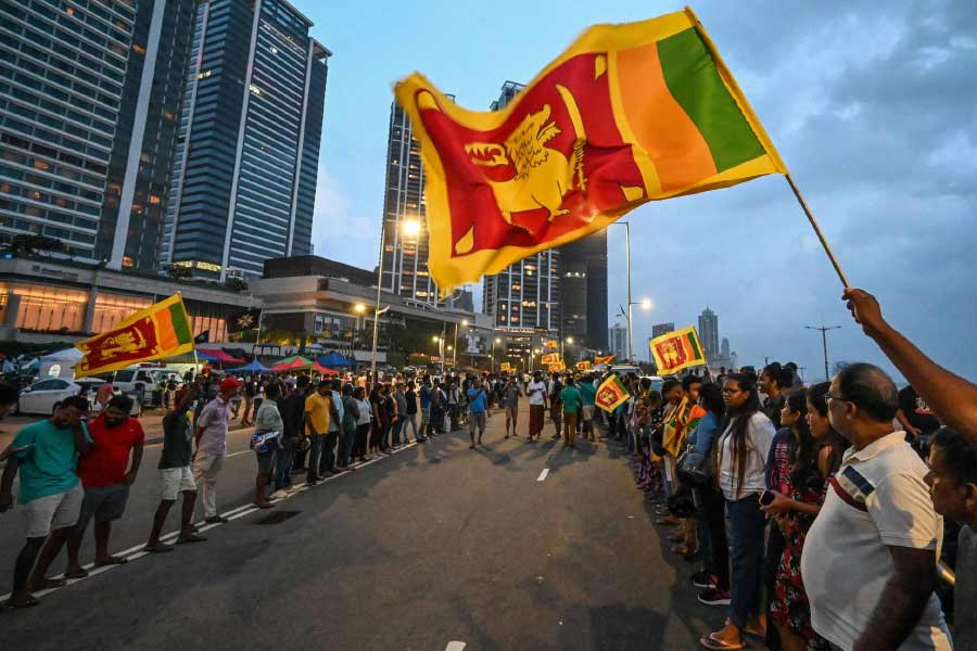 কিছু দিন আগেও ভারতের দক্ষিণের এই দ্বীপরাষ্ট্র চরম আর্থিক সঙ্কটে ভুগছিল। সরকারের অপদার্থতার বিরুদ্ধে পথে নেমেছিলেন সাধারণ মানুষ। সে দেশের প্রেসিডেন্ট দেশছাড়া হয়েছিলেন। সে সময়ে শ্রীলঙ্কাকে অর্থসাহায্য করে ভারতই।
