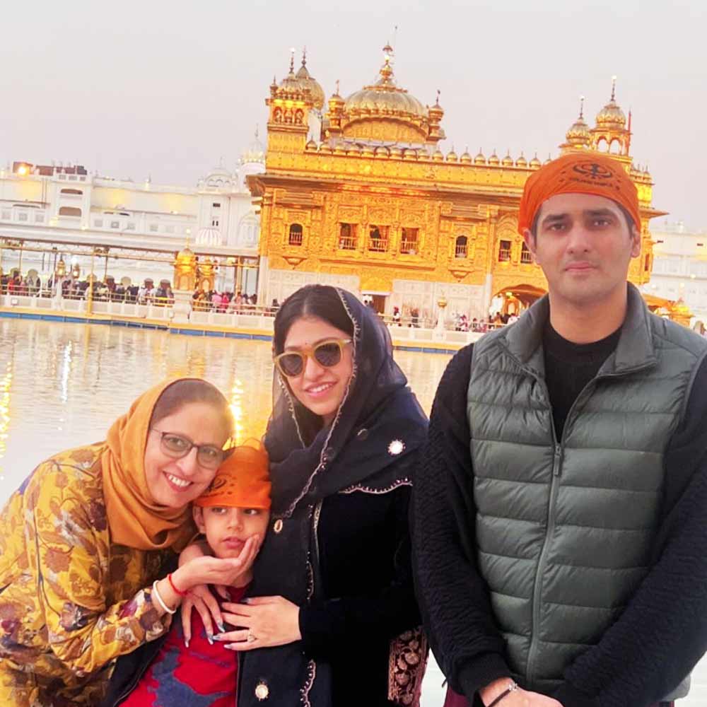 Tulsi Kumar with family