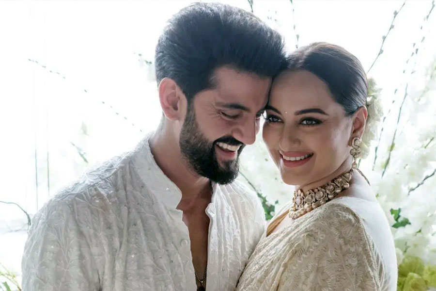 সঞ্জয় লীলা ভন্সালীর প্রথম ওয়েব সিরিজ় ‘হীরামন্ডি’তে অভিনয় করে দর্শকের প্রশংসা কুড়োচ্ছিলেন। কিন্তু সিরিজ় মুক্তির কিছু দিন পর থেকে বলিপাড়ার আলোচনার কেন্দ্রবিন্দু হয়ে ওঠেন শত্রুঘ্ন সিন্‌হার কন্যা সোনাক্ষী সিন্‌হা। অভিনয় নয়, তাঁর বিয়ে নিয়ে নানা রকম কানাঘুষো চলতে থাকে বলিউডের অন্দরমহলে। শেষ পর্যন্ত সোনাক্ষী তাঁর দীর্ঘকালীন প্রেমিক জ়াহির ইকবালকে বিয়ে করেন। রবিবার সকালে নিজের বাড়িতেই আইনি মতে বিয়ে হয়। বিকেলে বলিউডের বন্ধুদের নিয়ে জমিয়ে নাচ-গান, রিসেপশনের অনুষ্ঠান। তবে নবদম্পতির পাশাপাশি আরও এক তরুণী অভিনেত্রীর বিয়ের অনুষ্ঠানের মাঝে নজর কেড়েছেন। তরুণীর সঙ্গে আত্মীয়তার সম্পর্ক রয়েছে সোনাক্ষীর।