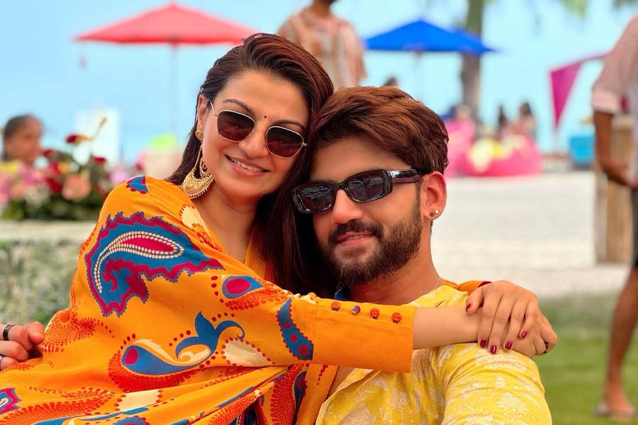 সনমের বাবা পেশায় ব্যবসায়ী। তাঁর দাদা অভিনয়জগতের সঙ্গে যুক্ত। অন্য এক দাদা কম্পিউটার সায়েন্স নিয়ে স্নাতক ডিগ্রি অর্জন করেছেন। কিন্তু অভিনয় অথবা পারিবারিক ব্যবসা— কোনও কিছুর প্রতিই আগ্রহ জন্মায়নি সনমের। বরং নিজের পছন্দের কেরিয়ার বেছে নিয়েছেন তিনি।