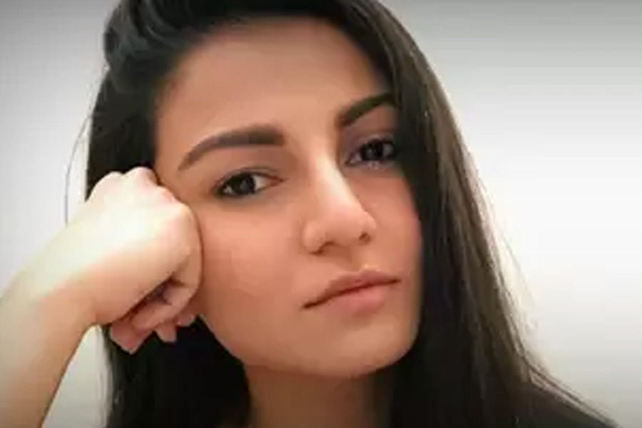 ছোট থেকেই শিল্পের প্রতি আকর্ষণ ছিল সনমের। পোশাকশিল্পী হওয়ার স্বপ্ন দেখেছিলেন তিনি। তাই ফ্যাশন ডিজ়াইনিং নিয়ে স্নাতক ডিগ্রি অর্জন করেন সনম।