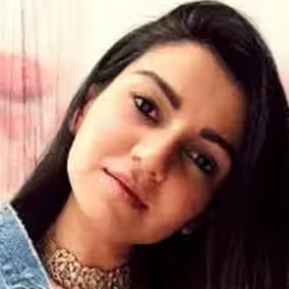 আন্তর্জাতিক খ্যাতনামী পত্রিকার প্রাক্তন ফ্যাশন ডিরেক্টর এবং বলিউডের জনপ্রিয় পোশাকশিল্পী আনাইতা শ্রফ আদাজানিয়ার কাছে কেরিয়ারের হাতেখড়ি হয় সনমের।