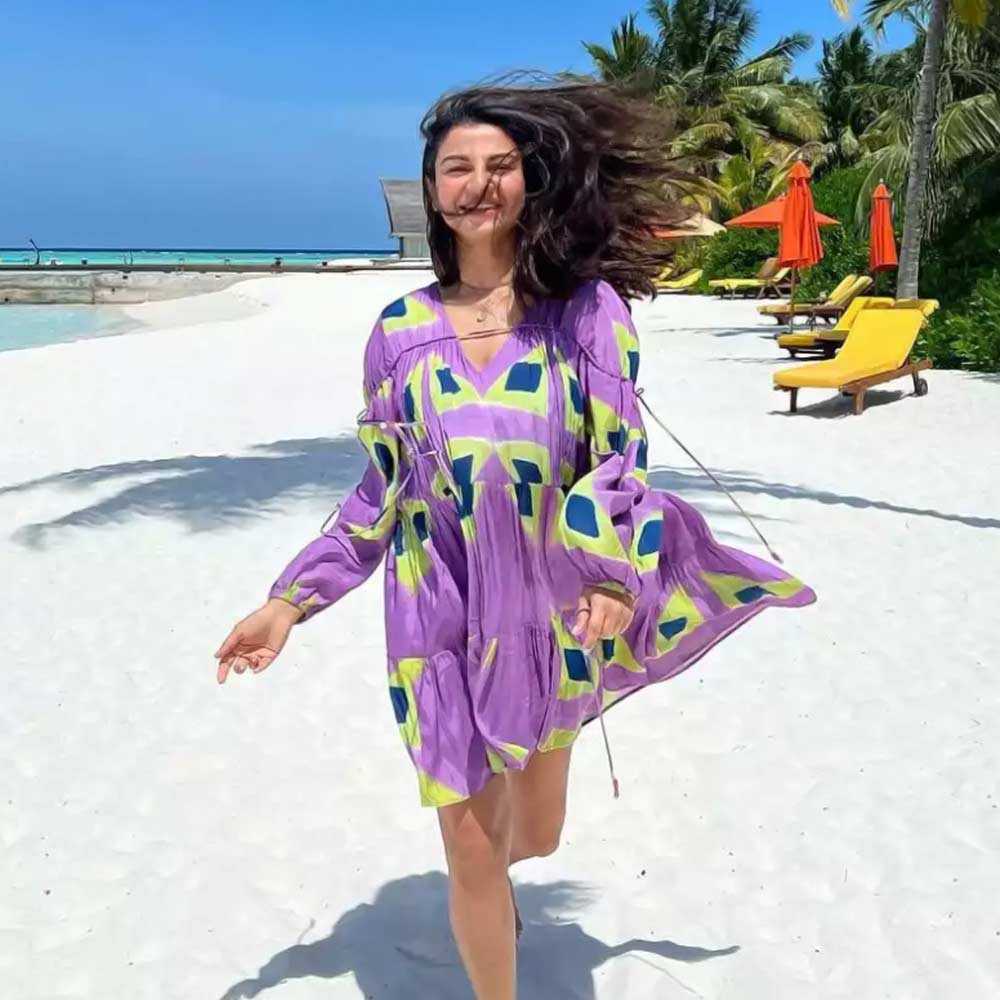 কানাঘুষো শোনা যায়, এক বন্ধুর মাধ্যমে আনাইতার সঙ্গে আলাপ হয় সনমের। আনাইতার সংস্থায় কাজ করতে শুরু করেন তিনি।