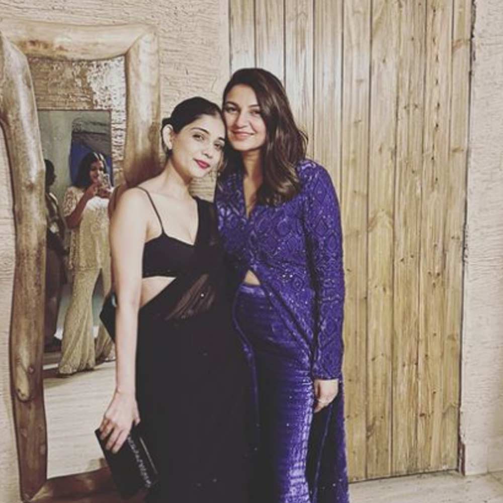 সমাজমাধ্যমে নিজের অ্যাকাউন্ট থাকলেও তাঁর পোশাক পরিহিত বলি তারকাদের ছবিই বেশি পোস্ট করেন সনম।