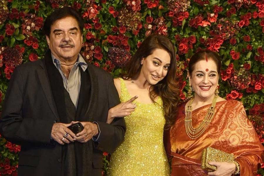 Image of Shatrughan Sinha with wife and daughter.