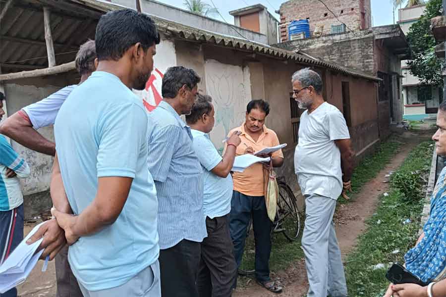 কীর্ণাহারে চলছে বাড়ি বাড়ি সমীক্ষার কাজ।