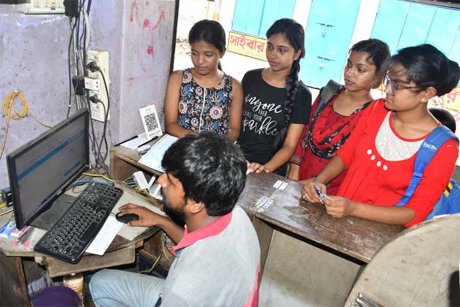 ইমেলে আসছিলনা ওটিপি, হতাশ ছাত্রছাত্রীরা, তমলুক কলেজের সামনে সাইবার কাফেতে ভর্তির অপেক্ষায় ছাত্রীরা ।