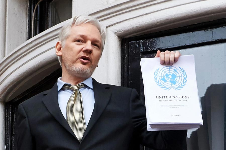 আমেরিকার একটি আদালতে নিজের দোষ স্বীকার করে নেন তিনি। আমেরিকা এবং ব্রিটেনের বোঝাপড়া অনুযায়ী, তার পরেই যুক্তরাজ্যের বেলমার্শ সংশোধনাগার থেকে মুক্তি পান তিনি।