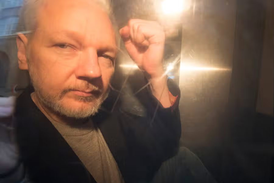 আমেরিকার নেতৃত্বে ইরাক এবং আফগানিস্তানে হওয়া সংঘাত সংক্রান্ত পাঁচ লক্ষ গোপন সামরিক ফাইল ফাঁস করার অভিযোগ উঠেছিল অ্যাসাঞ্জের বিরুদ্ধে। এই কারণে চরবৃত্তির অভিযোগে আমেরিকায় তাঁকে অপরাধী ঘোষণা করা হয়।