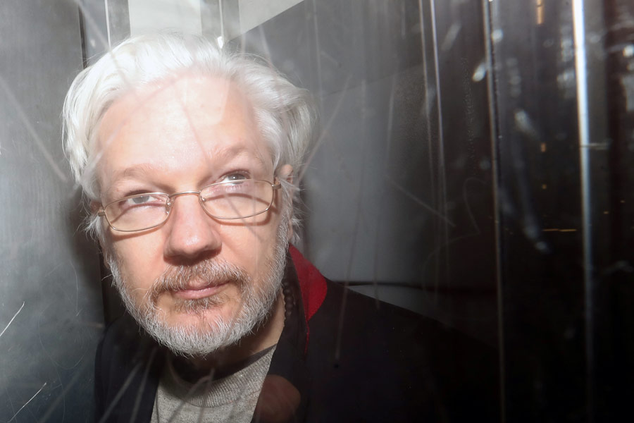 ২০১৯ সালের এপ্রিল মাস থেকে লন্ডনের জেলে বন্দি ছিলেন অ্যাসাঞ্জ। সুইডেনে তাঁর বিরুদ্ধে যৌন নিগ্রহের অভিযোগ তোলেন উইকিলিক্‌‌সেরই প্রাক্তন দুই মহিলা কর্মী। অভিযোগ অস্বীকার করে চক্রান্তের কথা বলেছিলেন অ্যাসাঞ্জ। গ্রেফতারি এড়াতে দীর্ঘ সাত বছর লন্ডনে অবস্থিত ইকুয়েডরের দূতাবাসে আশ্রয় নিয়েছিলেন তিনি।