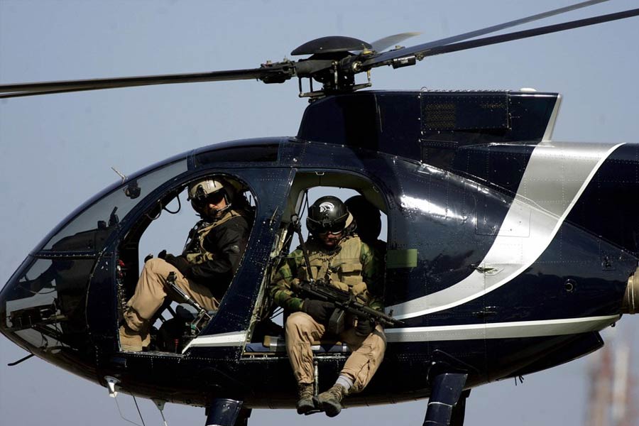 গোপন এবং স্পর্শকাতর নথি প্রকাশ করার উদ্দেশে ২০০৬ সালে উইকিলিক্‌‌স নামক সংস্থা তৈরি করেন অ্যাসাঞ্জ। ২০১০ সালের ৫ এপ্রিল সংস্থাটির তরফে প্রকাশ করা ভিডিয়োয় দেখা যায়, ইরাকের রাজধানী বাগদাদে সাধারণ মানুষের উপর হেলিকপ্টার থেকে গুলি চালাচ্ছে আমেরিকার সেনা।