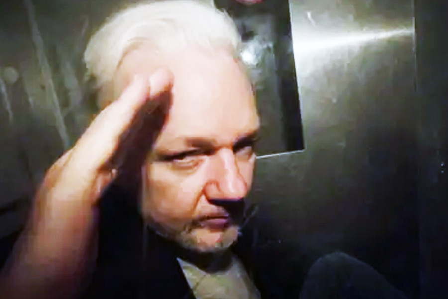 ওই বছরেরই ২৫ জুলাই আফগানিস্তানে যুদ্ধ নিয়ে আমেরিকার ৯১ হাজার গোপন নথি প্রকাশ করে অ্যাসাঞ্জের সংস্থা। ওই বছরেরই অক্টোবরে ইরাকে যুদ্ধ নিয়ে আমেরিকার চার লক্ষ গোপন নথি প্রকাশ্যে আসে। এই সমস্ত নথিতে বিদেশ রাষ্ট্রপ্রধানদের হালকা মেজাজে বলা একাধিক মন্তব্য প্রকাশ্যে চলে আসে। আলোড়ন পড়ে যায় আমেরিকা-সহ গোটা বিশ্বে। রাতারাতি প্রচারের আলোয় চলে আসে উইকিলিক্‌‌স।