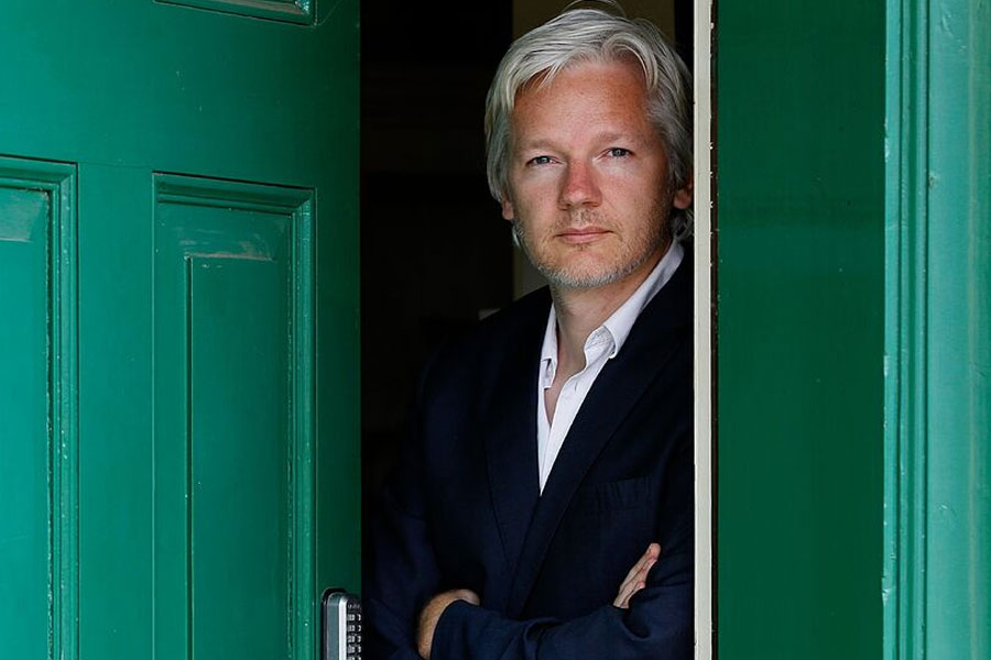 ২০১৭ সালে সুইডিশ তদন্তকারীরা হতোদ্যম হয়ে পড়ে জানান যে, যে হেতু অন্য দেশের দূতাবাসে ঢুকে অ্যাসাঞ্জকে জিজ্ঞাসাবাদ করা সম্ভব নয়, তাই তাঁরা যৌন নিগ্রহের তদন্ত এগিয়ে নিয়ে যেতে পারছেন না। কিন্তু ২০১৯ সালের এপ্রিলে ইকুয়েডর হঠাৎই অ্যাসাঞ্জকে রাজনৈতিক আশ্রয় দিতে অস্বীকার করে।