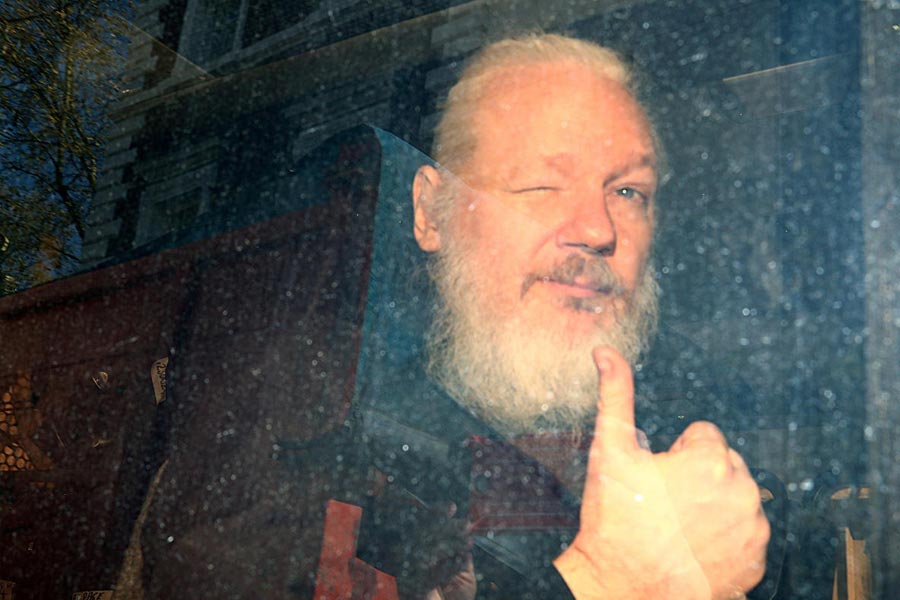 দূতাবাস থেকে বেরোতেই অ্যাসাঞ্জকে গ্রেফতার করা হয়। ২০১৯ সালের ১ মে থেকে পরবর্তী ৫০ সপ্তাহ পর্যন্ত তাঁর কয়েদবাসের সাজা ঘোষিত হয়। সাজার মেয়াদ শেষ হলেও সুইডেন এবং আমেরিকা অ্যাসাঞ্জকে প্রত্যর্পণ করার দাবি জানায়।