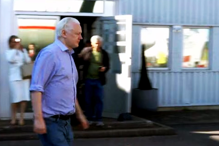 এক দিকে সুইডেন ফের যৌন নিগ্রহের তদন্ত শুরু করে। অন্য দিকে, চরবৃত্তি এবং দেশের গোপন তথ্য প্রকাশ করার দায়ে আমেরিকার বিচার বিভাগ ব্রিটেনকে অ্যাসাঞ্জের প্রত্যর্পণের বিষয়ে আর্জি জানায়। ২০১৯ সালেই প্রমাণের অভাবে যৌন নিগ্রহের অভিযোগ সংক্রান্ত তদন্ত থামিয়ে দেয় সুইডেন।