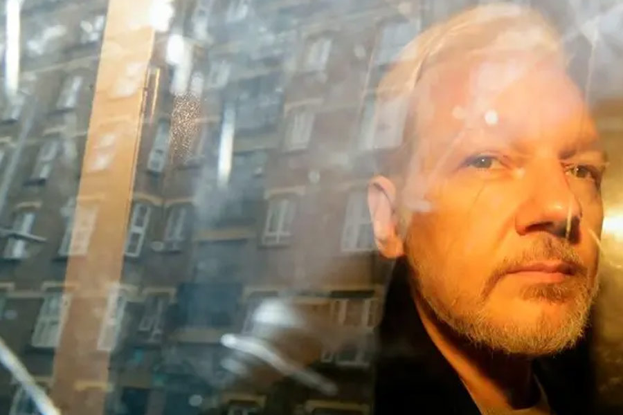 কিন্তু ২০২০ সাল থেকে লন্ডনের একটি আদালতে আমেরিকায় অ্যাসাঞ্জের প্রত্যর্পণের বিষয়ে শুনানি শুরু হয়। ২০২১ সালে এক ব্রিটিশ বিচারক জানান, আমেরিকায় অ্যাসাঞ্জকে পাঠানো ঠিক হবে না। যুক্তি হিসাবে বলা হয়, অ্যাসাঞ্জের মানসিক স্বাস্থ্য ঠিক নয়। তাই তিনি আত্মহত্যা করতে পারেন।