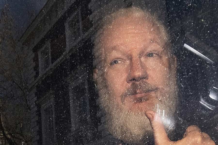 অন্য দিকে, আইনি ঝুটঝামেলার মধ্যে ২০২২ সালের ২৩ মার্চ জেলের ভিতরেই নিজের দীর্ঘ দিনের সঙ্গিনী স্টেলা মরিসকে বিয়ে করেন অ্যাসাঞ্জ। এই দম্পতির দুই শিশুসন্তান রয়েছে, যারা ইকুয়েডরের দূতাবাসে জন্মগ্রহণ করে।