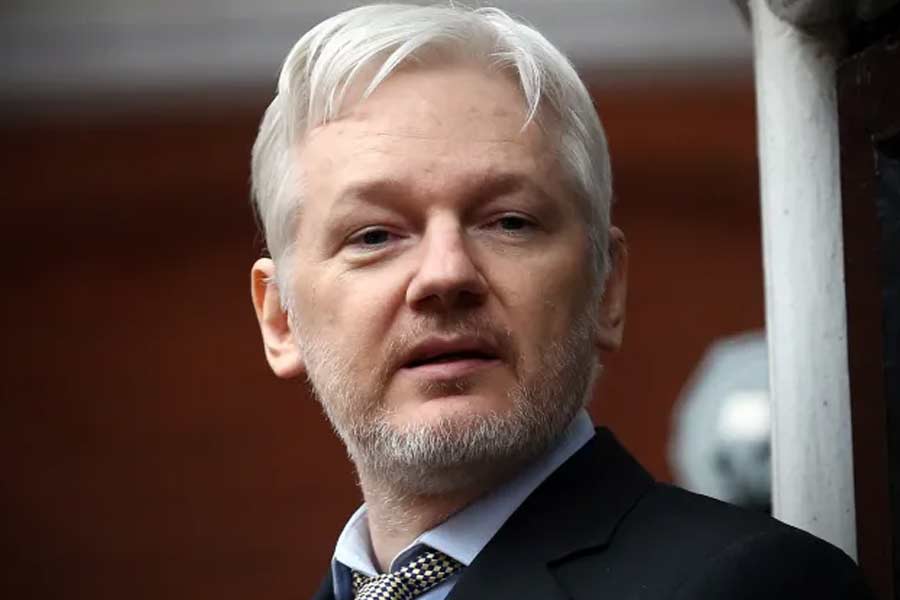 ২০২৩ সালে অ্যাসাঞ্জের আমেরিকায় প্রত্যর্পণের বিষয়ে সিলমোহর দেয় লন্ডন হাই কোর্ট। চলতি বছরের ফেব্রুয়ারি মাসে আমেরিকায় প্রত্যর্পণ আটকাতে শেষ চেষ্টা করেন অ্যাসাঞ্জ। মার্চে অ্যাসাঞ্জের প্রত্যর্পণ স্থগিত রেখে ব্রিটিশ আদালত জানায়, উইকিলিক্‌‌স প্রতিষ্ঠাতাকে মৃত্যুদণ্ড দেওয়া হবে না, এই বিষয়ে নিশ্চয়তা দিতে হবে আমেরিকাকে।