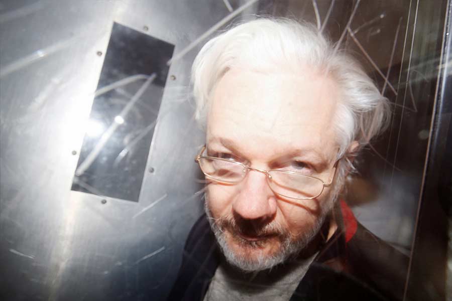 ২০২২ সালে ব্রিটিশ সরকার আমেরিকায় তাঁর প্রত্যর্পণের বিষয়ে অনুমোদন দিয়েই দিয়েছিল। কিন্তু চলতি বছরের মে মাসে ব্রিটিশ আদালতের দুই বিচারক জানান, প্রত্যর্পণের বিরুদ্ধে আবেদন জানাতে পারবেন অ্যাসাঞ্জ। আর জুনে আমেরিকার বিচার বিভাগ এবং উইকিলিক্‌‌স জানায়, তাদের মধ্যে সমঝোতা হয়ে যাওয়ায় জেল থেকে মুক্তি পাচ্ছেন অ্যাসাঞ্জ।