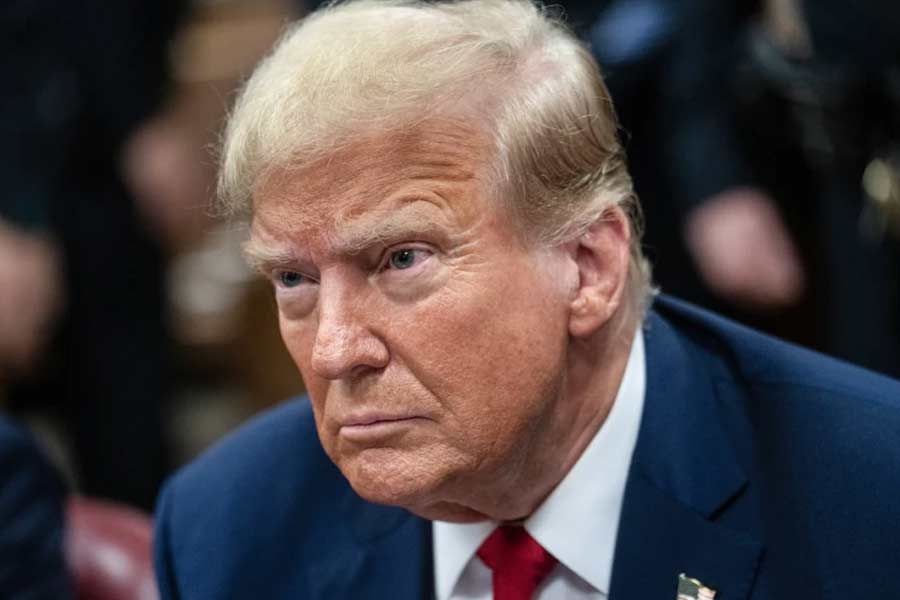 বর্তমানে ৫২ বছরের প্রৌঢ় অ্যাসাঞ্জকে গোপন তথ্য দিয়ে সাহায্য করায় অভিযুক্ত হয়েছিলেন আমেরিকার সেনাবাহিনীর প্রাক্তন এক গোয়েন্দা চেলসি ম্যানিং। বিচারে তাঁর ৩৫ বছরের সাজা হয়। বারাক ওবামা প্রেসিডেন্ট হয়ে অবশ্য সাজার মেয়াদ কমান। কিন্তু ডোনাল্ড ট্রাম্প ক্ষমতায় এসে ফের চরবৃত্তির মামলাগুলি নতুন করে শুরু করার নির্দেশ দেন।