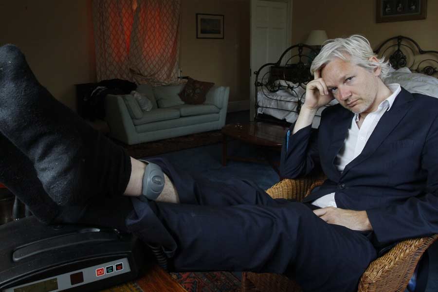 বোঝাপড়া অনুযায়ী, গোপন তথ্য ফাঁস নিয়ে নিজের দোষ স্বীকার করায় ৬২ মাস, অর্থাৎ প্রায় ৫ বছর জেলেই থাকতে হবে অ্যাসাঞ্জকে। কিন্তু ইতিমধ্যেই ব্রিটেনের জেলে এই মেয়াদ পূরণ করে ফেলেছেন তিনি। তাই নিজের দেশ অস্ট্রেলিয়ায় উড়ে যেতে আর মানা নেই অ্যাসাঞ্জের।