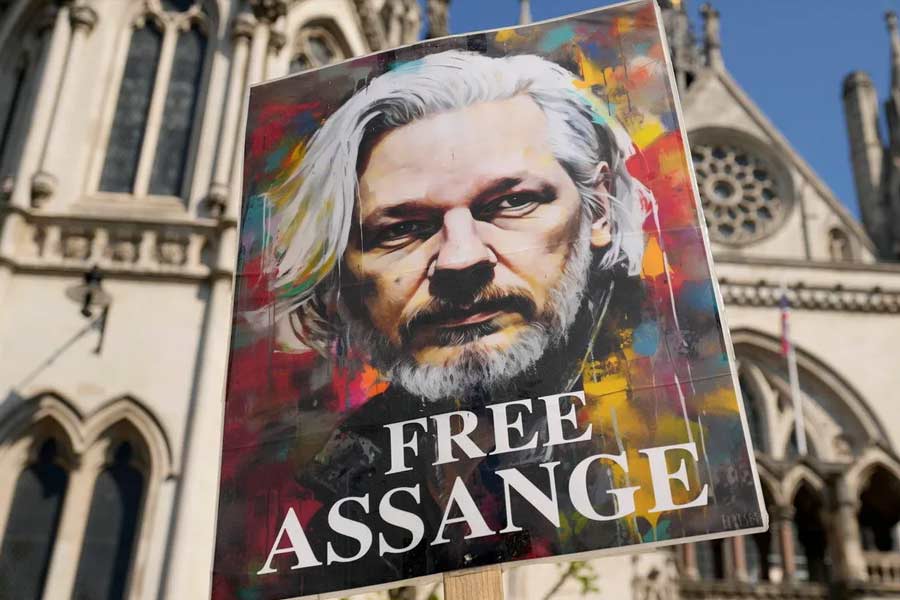 আমেরিকার তরফে দাবি করা হয়েছিল, তাদের জাতীয় নিরাপত্তার সঙ্গে সম্পর্কিত তথ্য প্রকাশ্যে এনে অপরাধ করেছেন অ্যাসাঞ্জ। এই বিষয়ে আমেরিকার কঠোর আইনের প্রসঙ্গ উত্থাপন করে কেউ কেউ দাবি করেছিলেন, আমেরিকায় অ্যাসাঞ্জের ১৭৫ বছরের জেল হতে পারে। আপাতত সেই সব সম্ভাবনায় জল পড়ল। তা ছাড়া, আমেরিকার প্রেসিডেন্ট জো বাইডেনের উপরেও এই মর্মে চাপ বাড়ছিল যে, এত পুরনো একটি মামলাকে এ বার তুলে নিক ওয়াশিংটন।