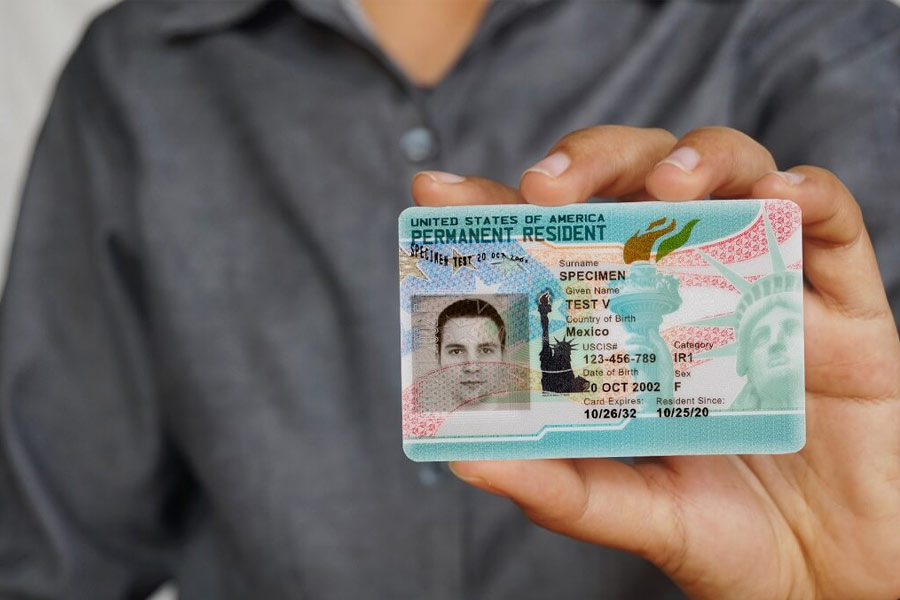  আমেরিকার গ্রিন কার্ড পাওয়া বহু বিদেশির কাছেই যেমন লোভনীয়, তেমনই অধরা এক স্বপ্ন। লোভনীয়, কারণ আমেরিকার মতো প্রথম সারির ঝাঁ-চকচকে দেশে ডলারে আয় করে বিলাসবহুল জীবনযাপনের ইচ্ছা। অধরা, কারণ গ্রিন কার্ড দেওয়া নিয়ে আমেরিকার নীতি।