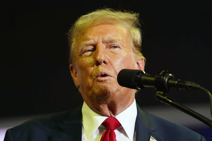 আমেরিকার প্রেসিডেন্ট নির্বাচনের আগে ভোট টানতে এই গ্রিন কার্ডকেই হাতিয়ার করে প্রচারে নেমেছেন অনেক রাজনীতিক। তাঁদের মধ্যে অন্যতম আমেরিকার প্রাক্তন প্রেসিডেন্ট ডোনাল্ড ট্রাম্প।