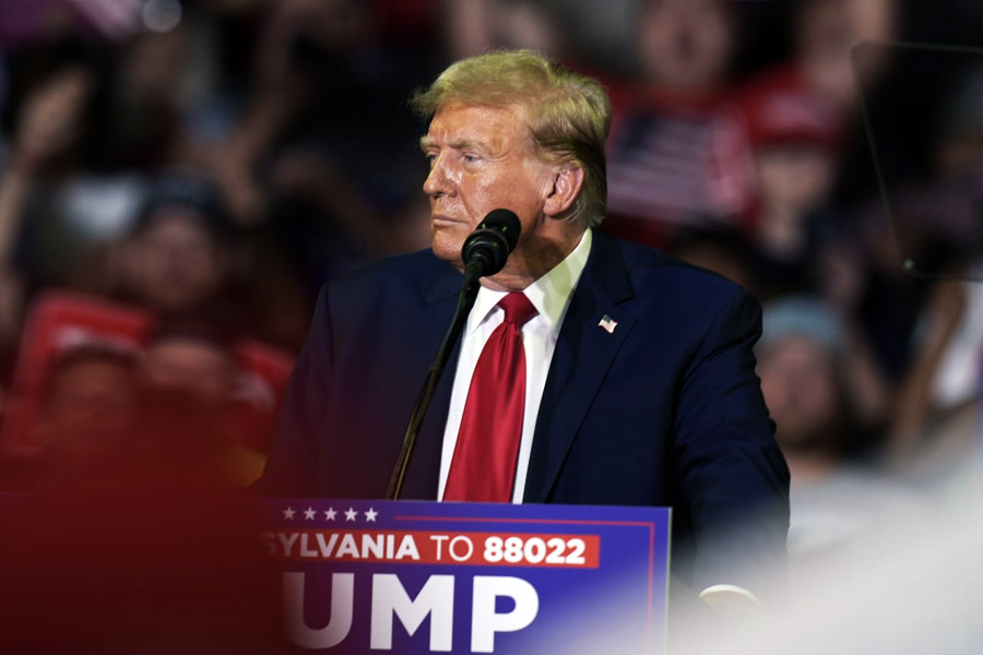 সম্প্রতি একটি পডকাস্ট সাক্ষাৎকারে গ্রিন কার্ড নিয়ে বিশেষ প্রতিশ্রুতি দিয়েছেন ট্রাম্প। তাঁর দাবি, ক্ষমতায় এলে আমেরিকার যে কোনও প্রতিষ্ঠান থেকে স্নাতক হওয়া বিদেশি পড়ুয়াদের হাতে গ্রিন কার্ড তুলে দেবেন তিনি।