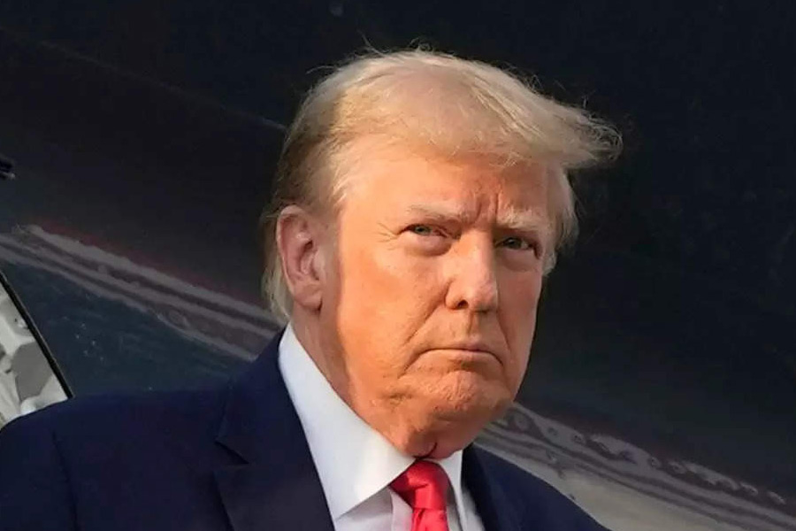 ওয়াকিবহাল মহলের দাবি, মূলত আমেরিকায় থাকা প্রবাসীদের মন জয় করতেই নির্বাচনের আগে ‘ঝুলি থেকে বেড়াল’ বার করেছেন ট্রাম্প। ভোট টানতেই গ্রিন কার্ড নিয়ে এই প্রতিশ্রুতি।