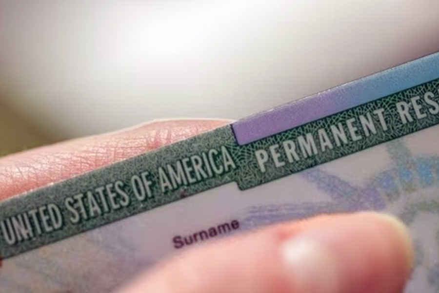 কী এই গ্রিন কার্ড? গ্রিন কার্ড হল অনাবাসীদের আমেরিকায় পাকাপাকি ভাবে বসবাস করার ছাড়পত্র। প্রতি বছর গ্রিন কার্ড চেয়ে তাই বহু আবেদন জমা পড়ে আমেরিকার প্রশাসনের কাছে। বছরে এক লক্ষ আবেদনে ছাড়পত্রও দেয় প্রশাসন।