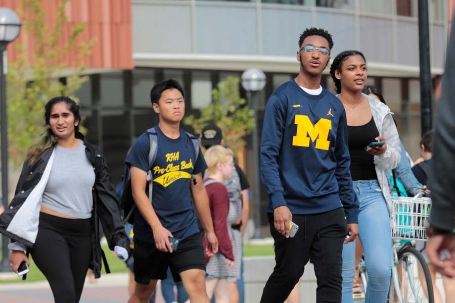 ট্রাম্পের নীতি বাস্তবায়িত হলে গ্রিন কার্ড হাতে পাওয়ার আশায় বিদেশি পড়ুয়াদের ভিড় আমেরিকায় বাড়বে বলেও মনে করা হচ্ছে।