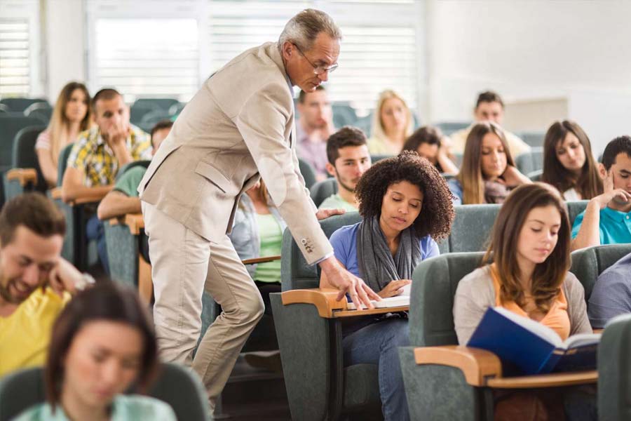 এক বিদেশি সংস্থার সমীক্ষা অনুযায়ী, ২০২২-’২৩ সালে প্রায় ১০ লক্ষ আন্তর্জাতিক পড়ুয়া আমেরিকার কলেজ এবং বিশ্ববিদ্যালয়গুলিতে পড়াশোনা জন্য গিয়েছিলেন। প্রেসিডেন্ট নির্বাচনে জিতে ট্রাম্প যদি গ্রিন কার্ডের প্রতিশ্রুতি পূরণ করতে পারেন, তা হলে সেই সংখ্যা কয়েক গুণ বৃদ্ধি পেতে পারে বলে মনে করা হচ্ছে।