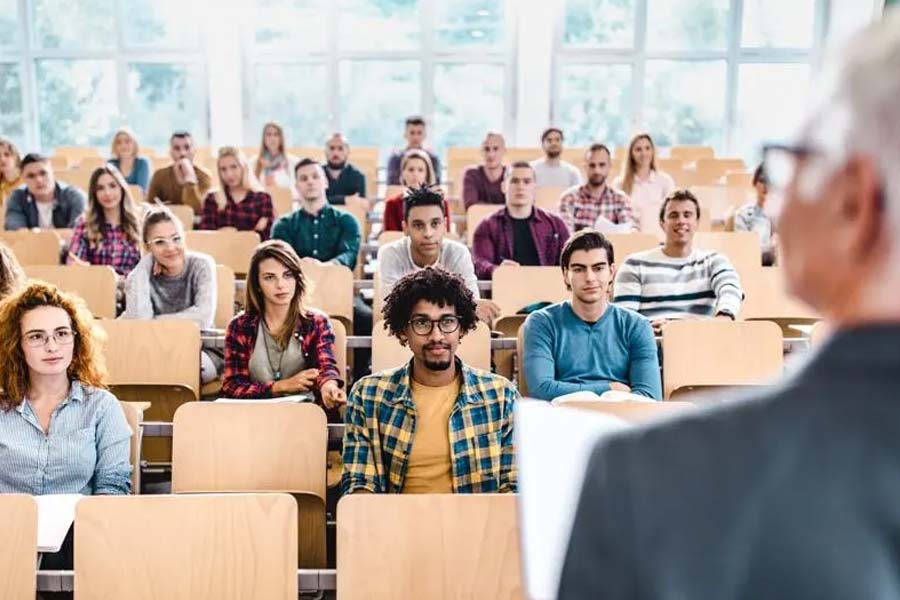 আমেরিকান কংগ্রেস প্রতি বছর সর্বাধিক ২ লক্ষ ২৬ হাজার পারিবারিক স্পনসর গ্রিন কার্ড এবং ১ লক্ষ ৪০ হাজার কর্মসংস্থান-ভিত্তিক গ্রিন কার্ড দেয়।