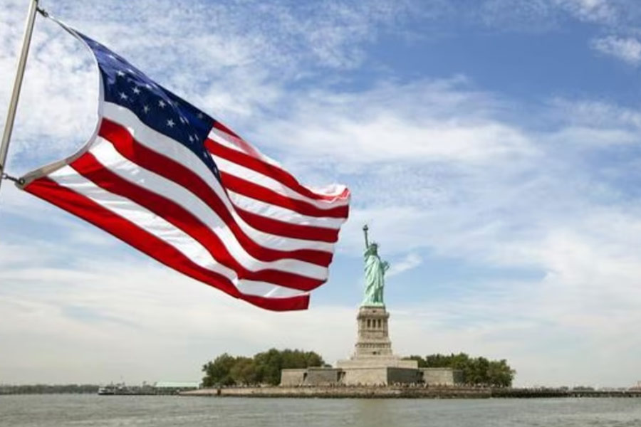 তবে অনেক ক্ষেত্রেই আমেরিকায় পাকাপাকি ভাবে বসবাস করার ছাড়পত্র বা গ্রিন কার্ড পান না অপেক্ষা তালিকার অনেক পিছনে থাকা মানুষ। সেই অপেক্ষা তালিকায় ভারতীয়দের সংখ্যা অনেক। এক এক জন অনাবাসী ভারতীয়কে গ্রিন কার্ডের জন্য ২০ বছরেরও বেশি অপেক্ষা করতে হয়।